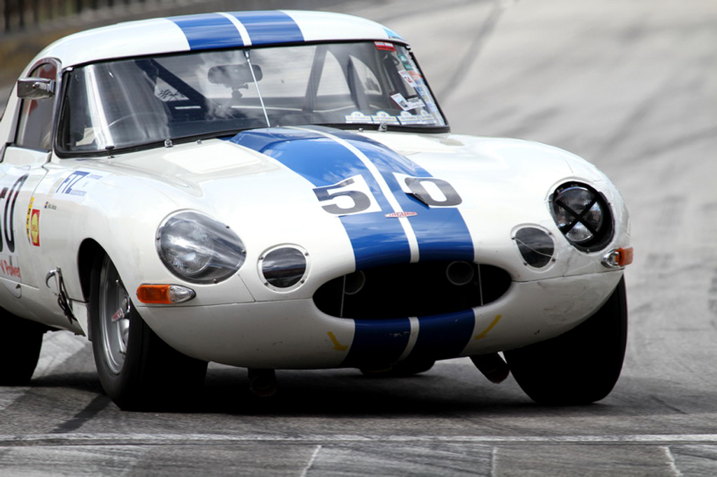 Den smukke vinderbil i historisk 65. En Jaguar E-type. Den går vist aldrig af mode
(Foto: Motorsporten.dk)